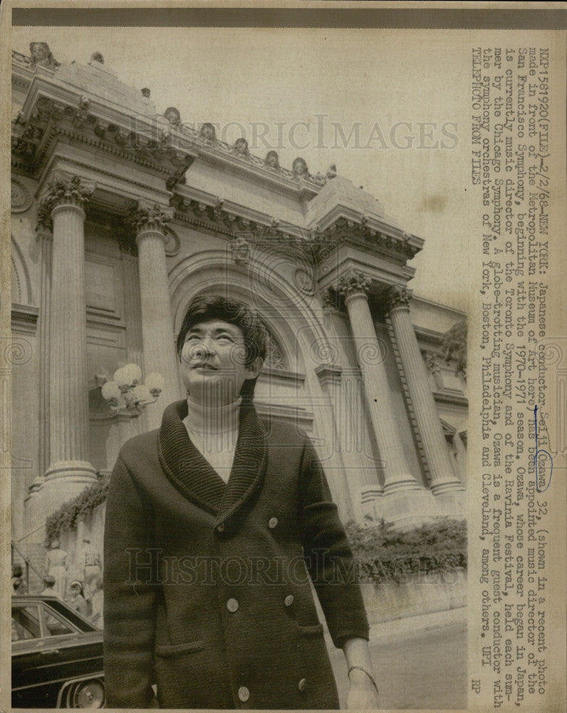 1968 Press Photo Japanese conductor, Seiji Ozawa in front of Metro Museum - Historic Images