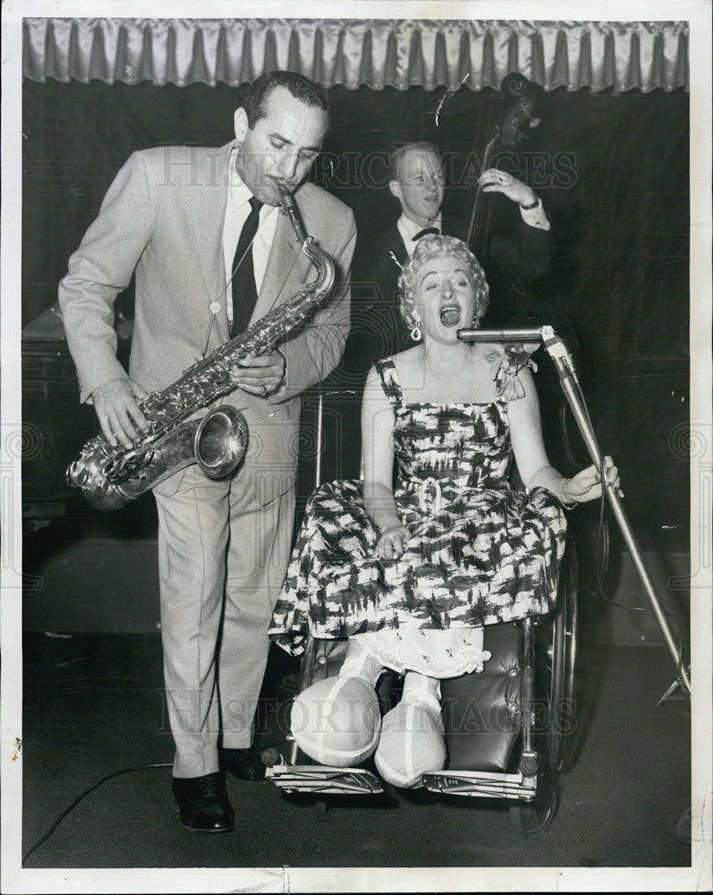 1954 Press Photo Mary Ann M&#39;call charlie Venture - Historic Images