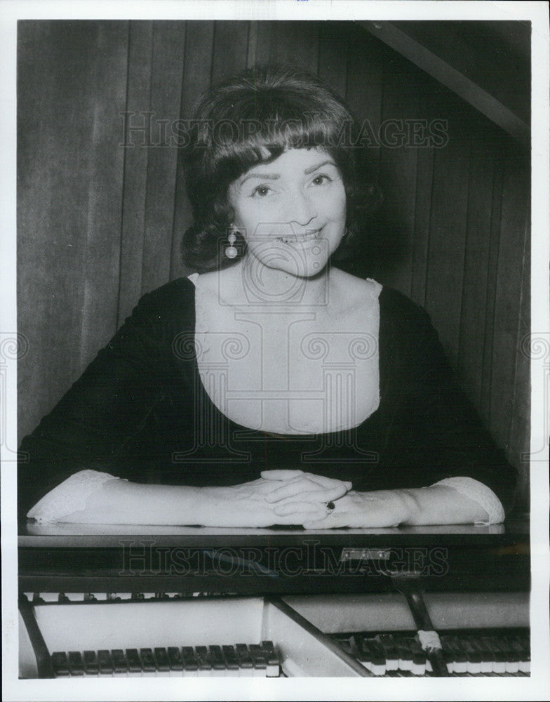 1973 Press Photo Dorothy Olson plays piano at the Palm Court of the LaSalle. - Historic Images