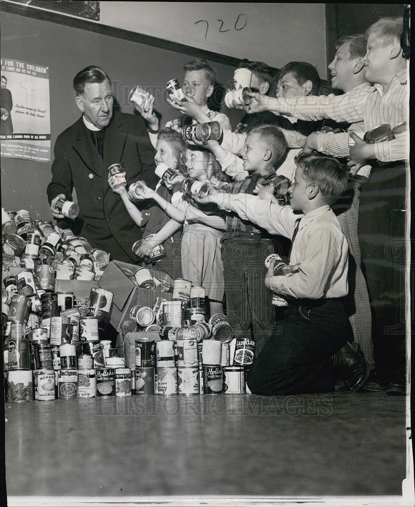 1946 Press Photo Rev P.J. Malloy pastor canned good drive - Historic Images