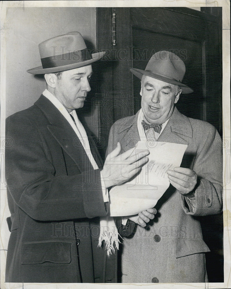 1950 Press Photo O&#39;Hara and attorney examine indictment - Historic Images