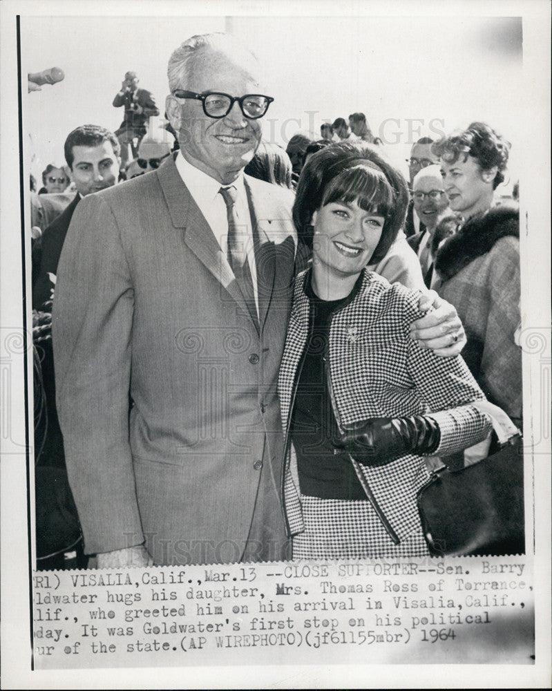 1964 Press Photo Barry Goldwater Mrs Thomas Ross Visalia California - Historic Images