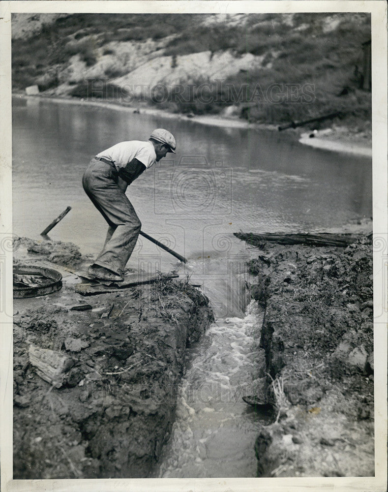 1937 Press Photo Pond being drained to find murder victim&#39;s body - Historic Images