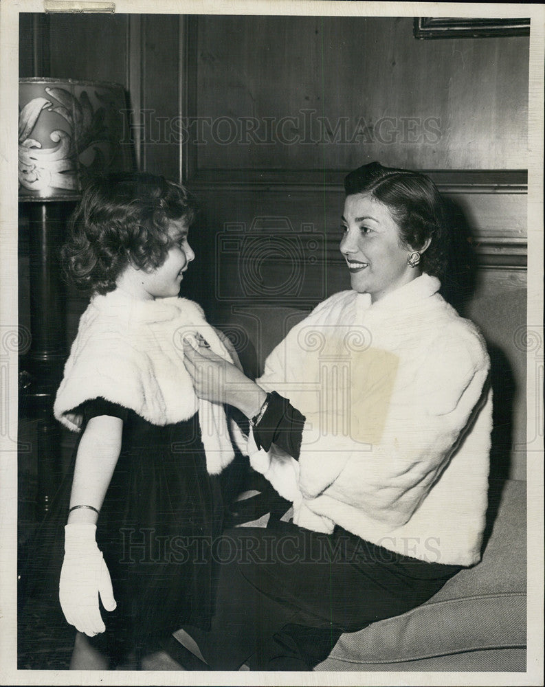 1950 Press Photo Mrs Morton Rosen and daughter Joy at fashion show - Historic Images