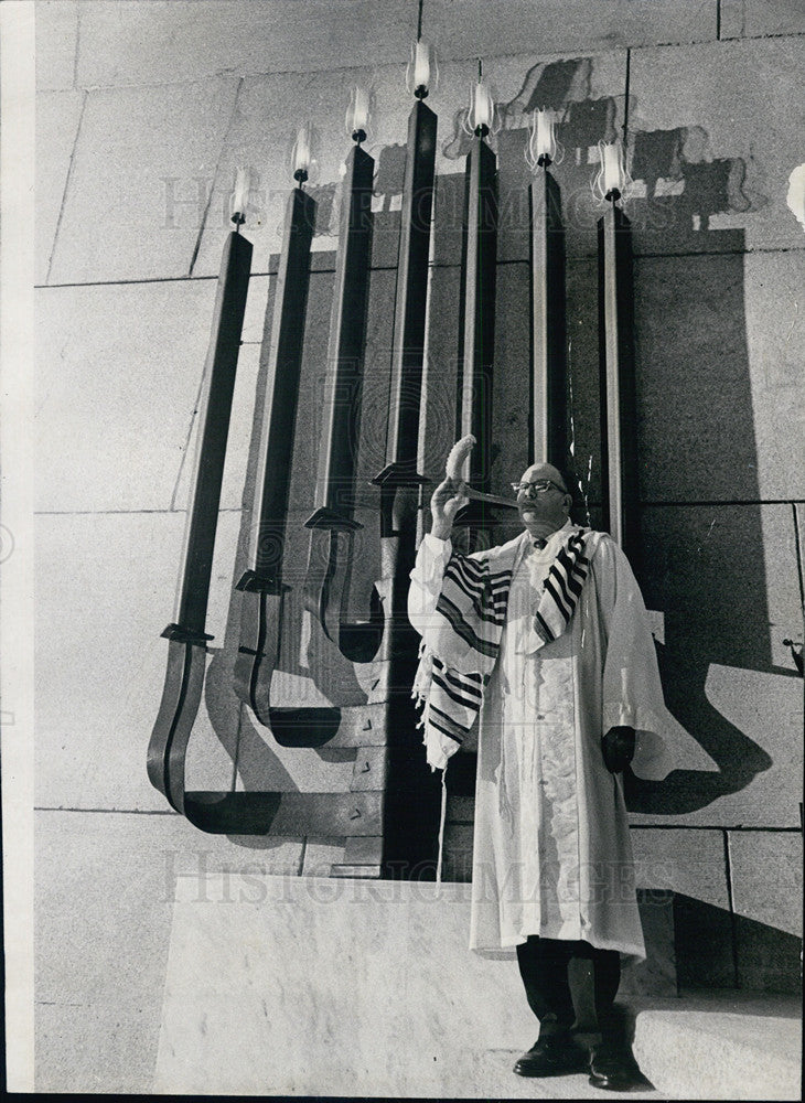 1958 Press Photo Rabbi Rosenbaum blowing the shofar - Historic Images