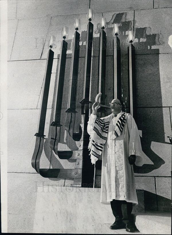 Rabbi Rosenbaum blowing the shofar 1958 Vintage Press Photo Print ...