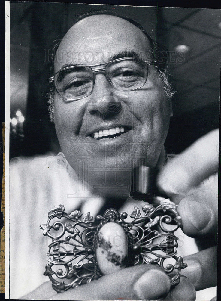 1973 Press Photo Sheldon Millman and a jeweled brooch - Historic Images