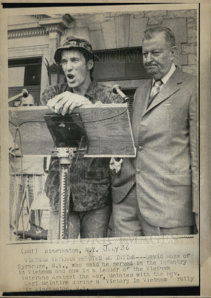 1971 Press Photo Ex soldier David Ross with Rev Carl McIntire - Historic Images