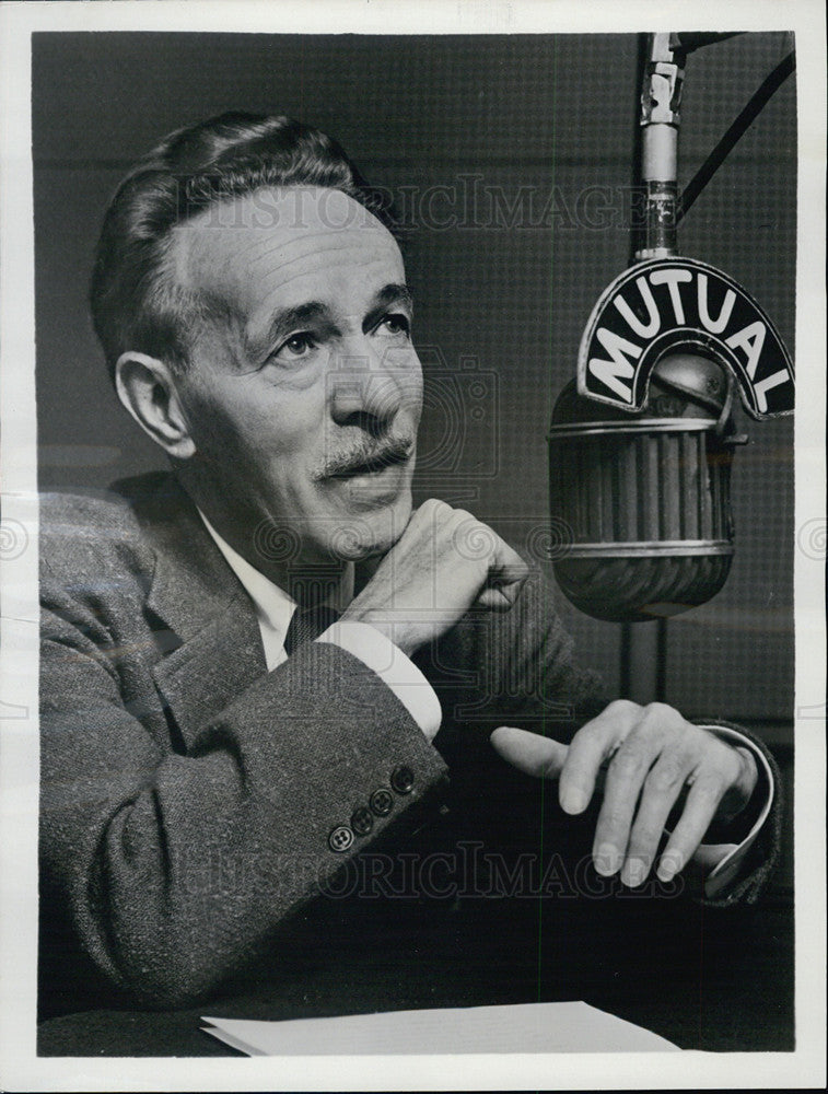 1953 Press Photo David Ross on radio program &quot;Spotlight Parade&quot; - Historic Images