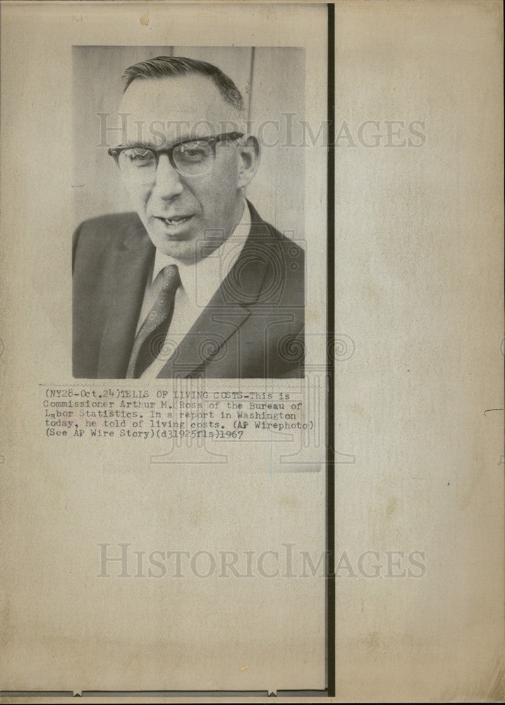 1967 Press Photo Comm Arthur Ross of the Bureau of Labor Statistics - Historic Images