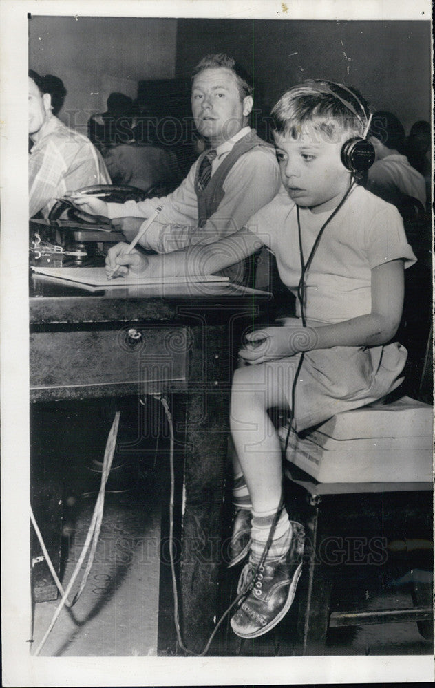 1952 Press Photo Leonard Ross, 7, passed the Federal Communications HAM test. - Historic Images