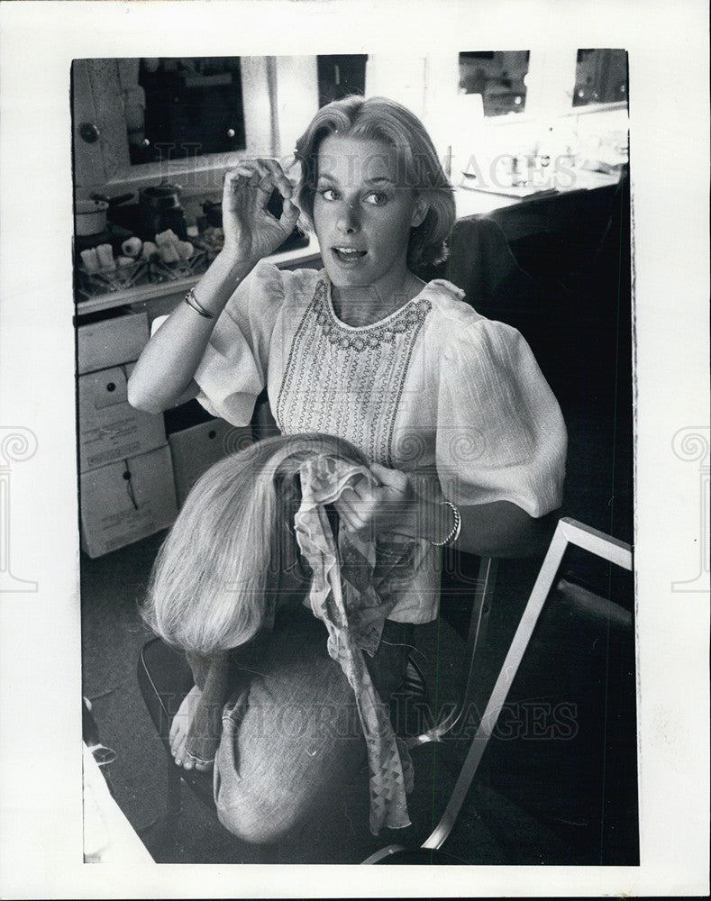 1976 Press Photo Laura Ross, in "Butterflies are Free." - Historic Images