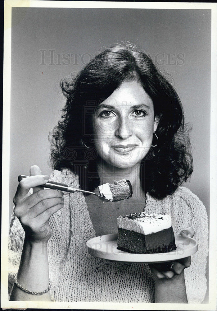 1981 Press Photo Janet Rosing and cheesecake from her business - Historic Images