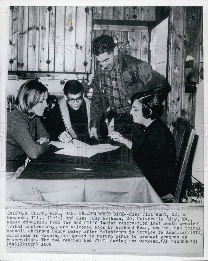 1966 Press Photo Jill Hunt &amp; Judy Rotham are Working on Red Cliff Indian Reserva - Historic Images