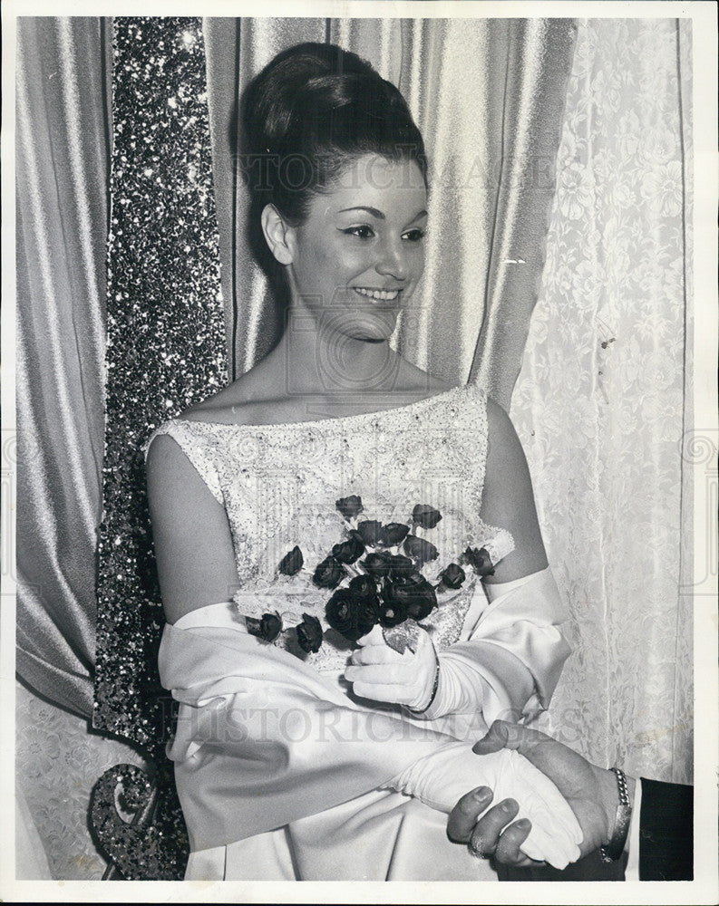 1964 Press Photo of Carole Lee Roti presented to Bishop Cletus O&#39;Donnell - Historic Images