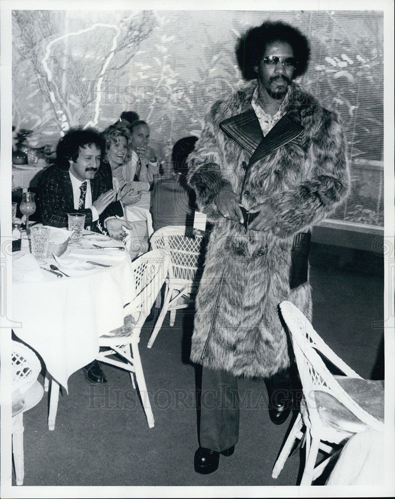 1976 Press Photo Robert Gordon modeling fur coats at a fashion show at Arnie&#39;s - Historic Images