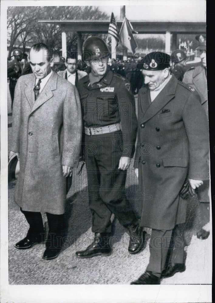 1954 Press Photo Field Marshal Viscount Montgomery &amp; Stephan Pankow and aide - Historic Images