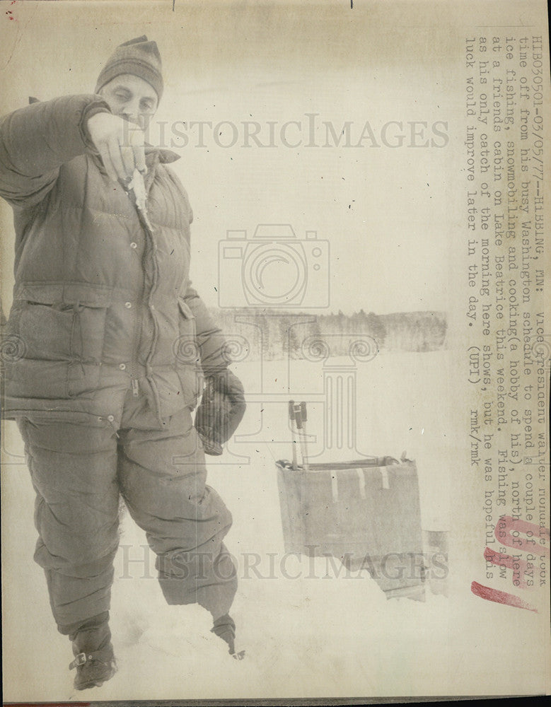 1977 Press Photo Sen Walter Mondale ice fishing in Lake Beatrice - Historic Images