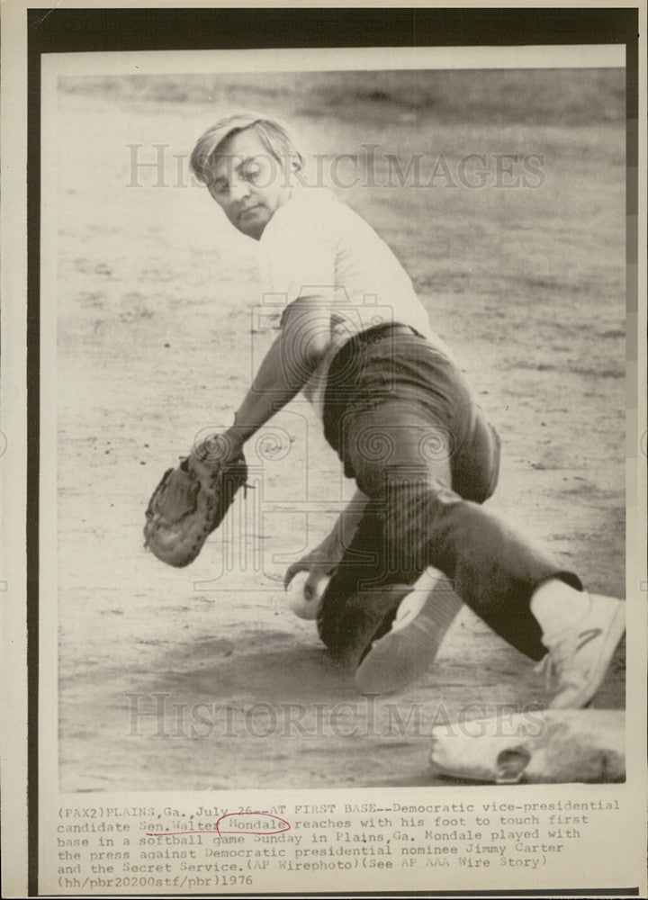 1976 Press Photo Sen Walter Mondale playing baseball - Historic Images