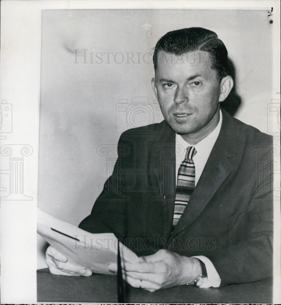 1960 Press Photo Thomas W Miller,dir of info,Natl Labor relations Board - Historic Images