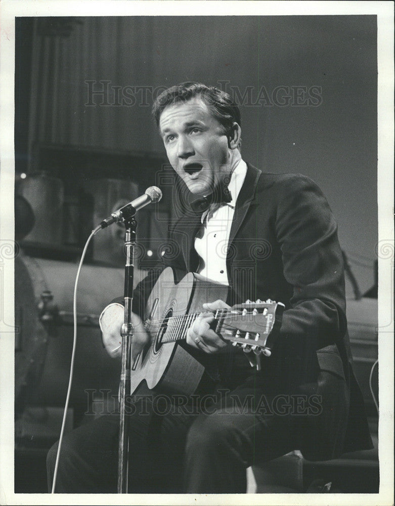 1967 Press Photo  Rodger Miller stars in &quot;The Roger Miller Show&quot; - Historic Images