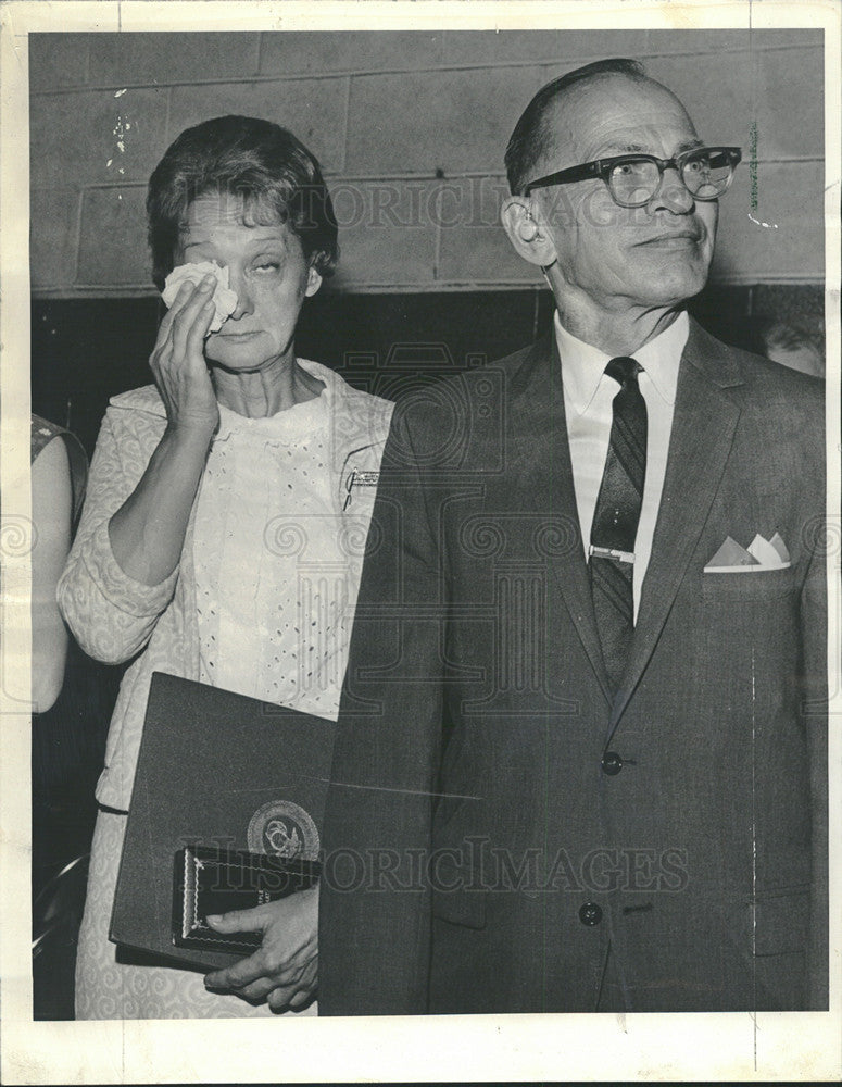 1966 Press Photo Mr &amp; Mrs Walter Miller accepting a posthumous Purple Heart of their son - Historic Images