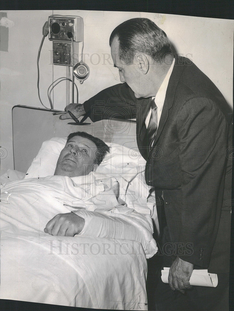 1959 Press Photo Sgt Walter Miller recovering at Loretto Hospital after being shot - Historic Images