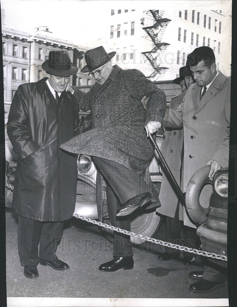 1960 Press Photo Sgt Walter Miller leaving Loretto Hospital after being shot - Historic Images