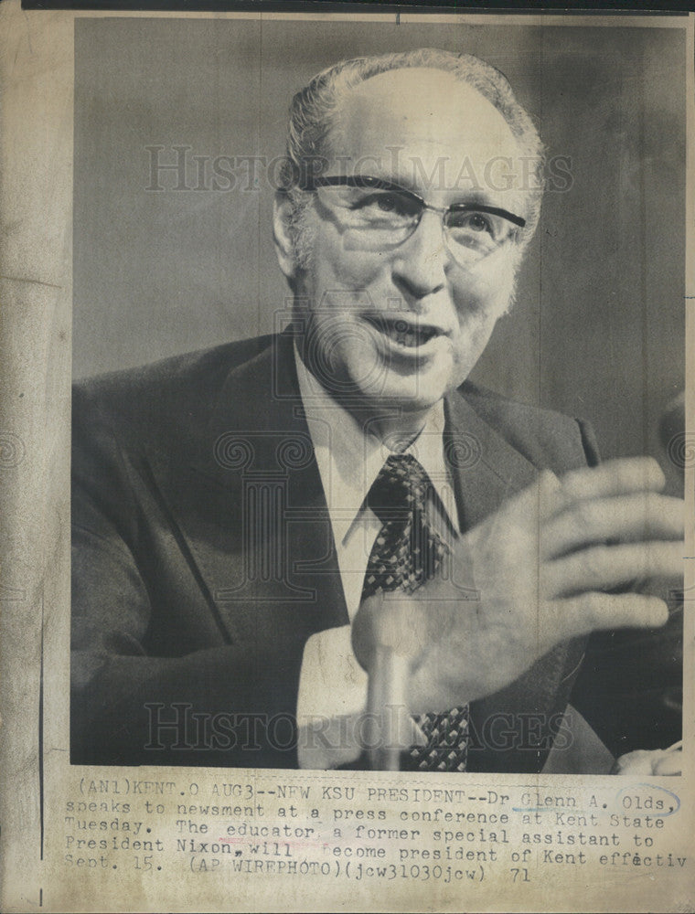 1971 Press Photo Dr Glenn A Olds press conference Kent State - Historic Images