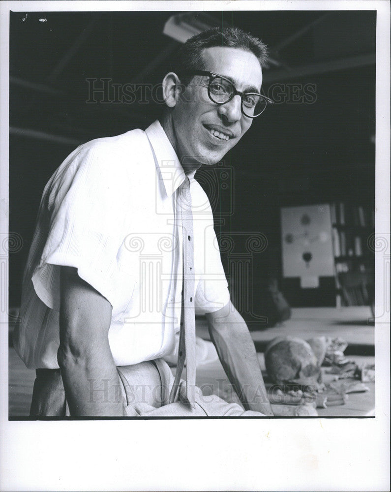 1961 Press Photo Allan Lis, Natural History Museum. - Historic Images