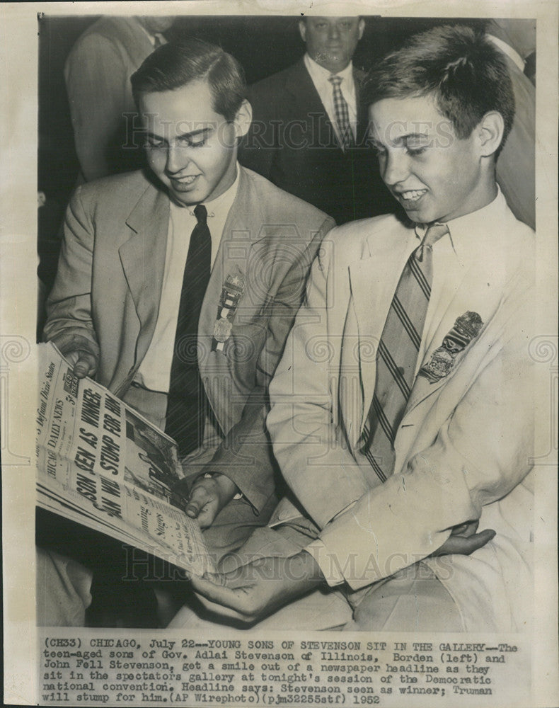 1952 Press Photo Gov. adlai Stevenson Teen sons look at headline - Historic Images