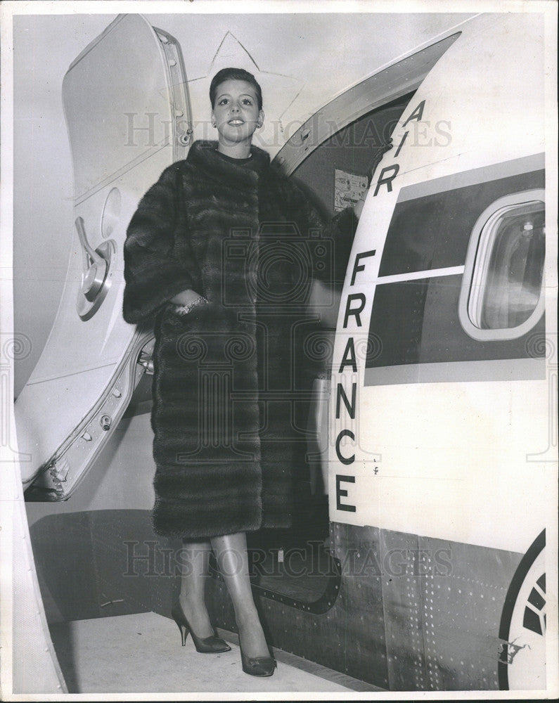 1961 Press Photo Woman getting off an Air France airplane - Historic Images