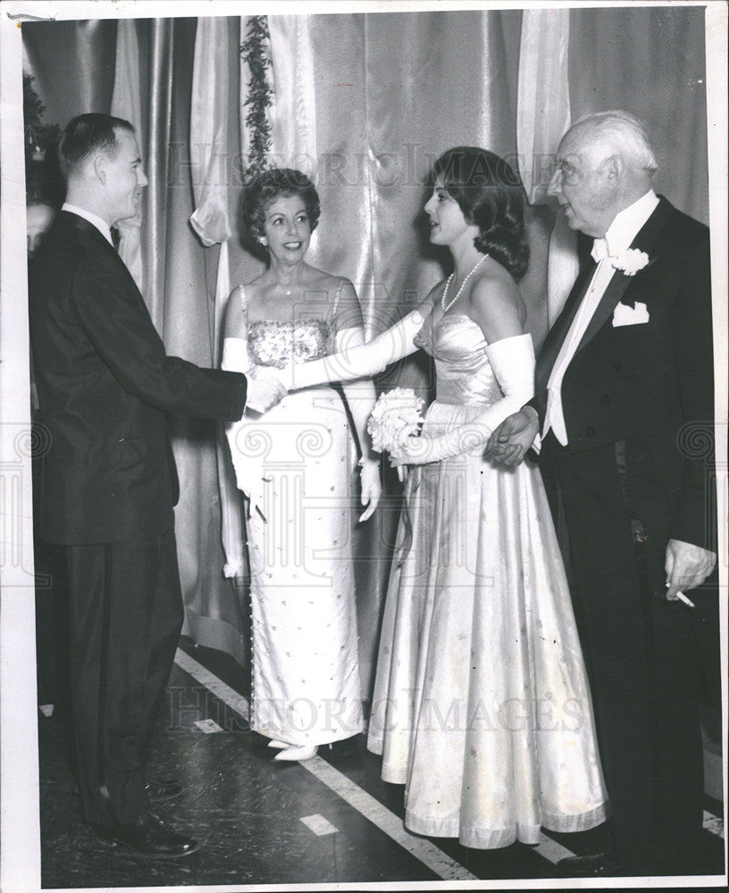 1961 Press Photo Debutante Sharon Queeney - Historic Images