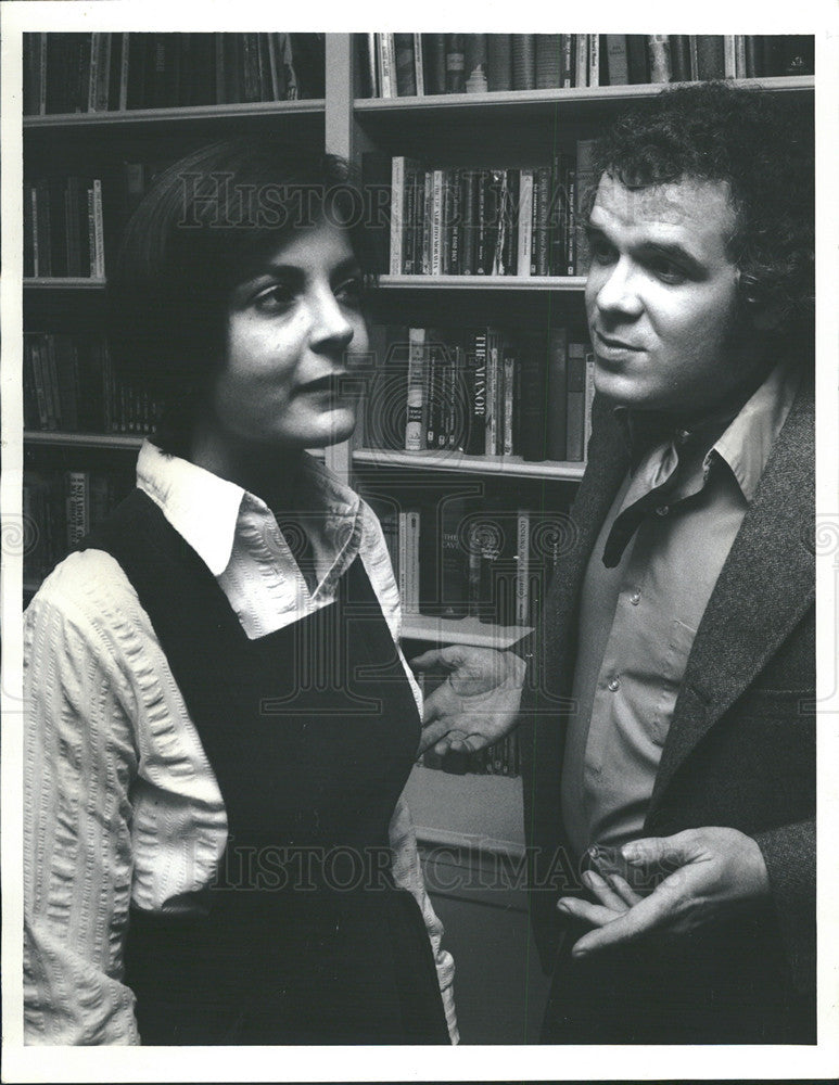 1975 Press Photo Mary Mikva and John Ostrander &quot;The Apollo of Bellac&quot; - Historic Images