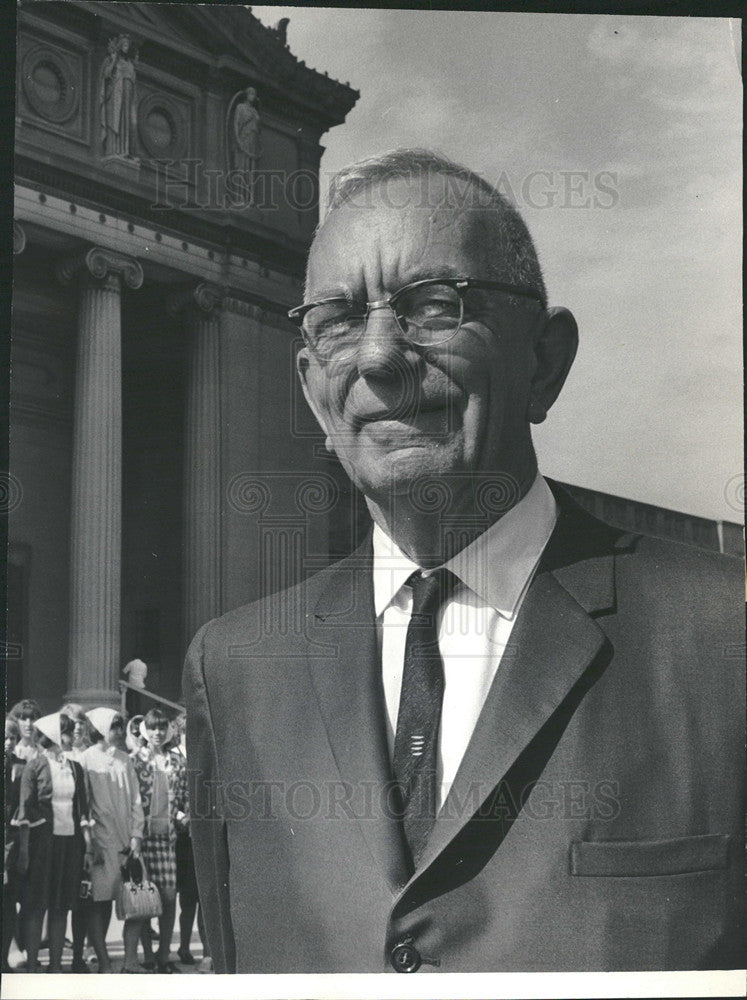 1966 Press Photo Jay Ostrander a teacher with his 8-9 grade class - Historic Images