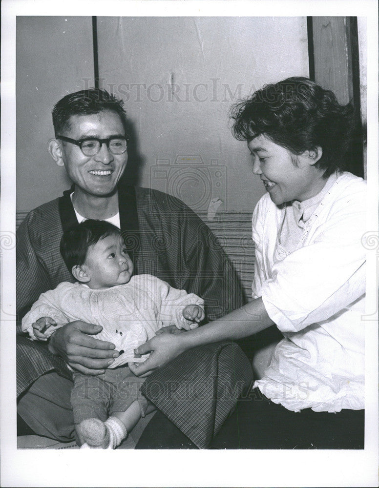 1962 Press Photo Matashichi Oishi and his wife &amp; daughter in Toyko,Japan - Historic Images