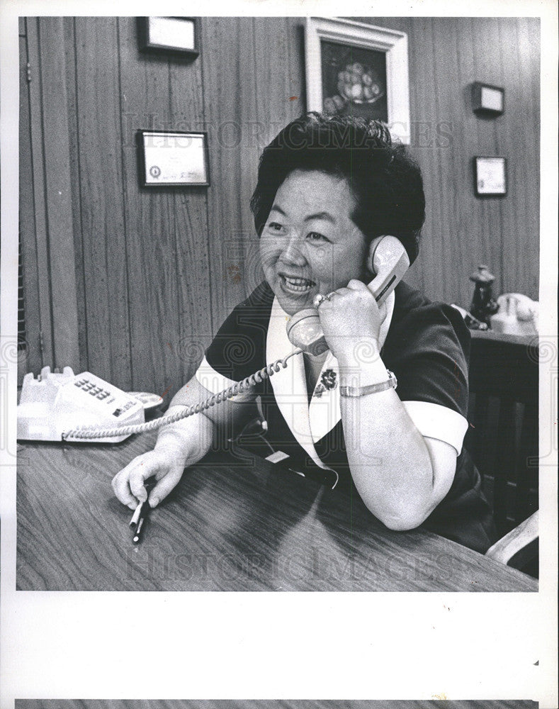 1973 Press Photo Reall Estate Agent Mrs Uni Okuma - Historic Images
