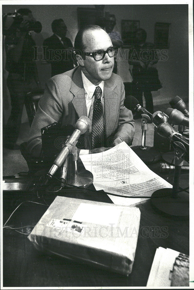 1980 Press Photo Raymond L. Oldham at a press conference - Historic Images