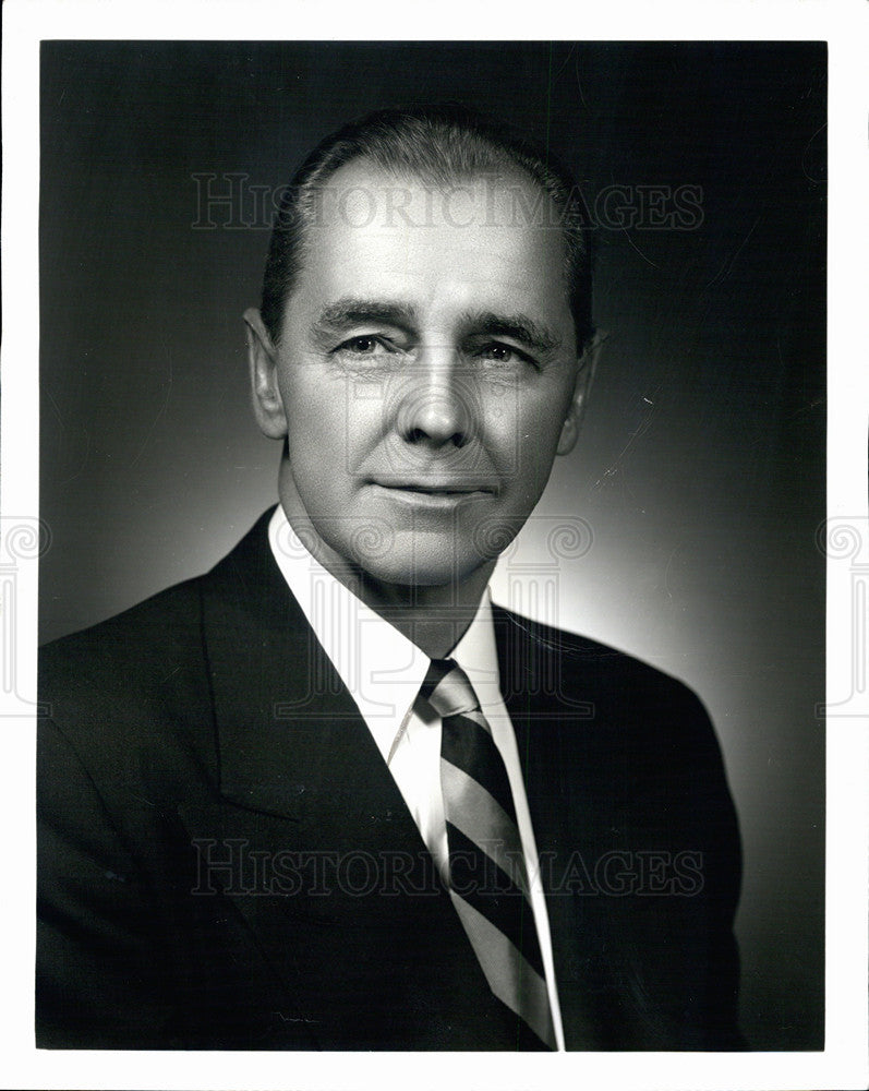 1952 Press Photo Wilbur Norton President of RM Hollingshead Corp - Historic Images