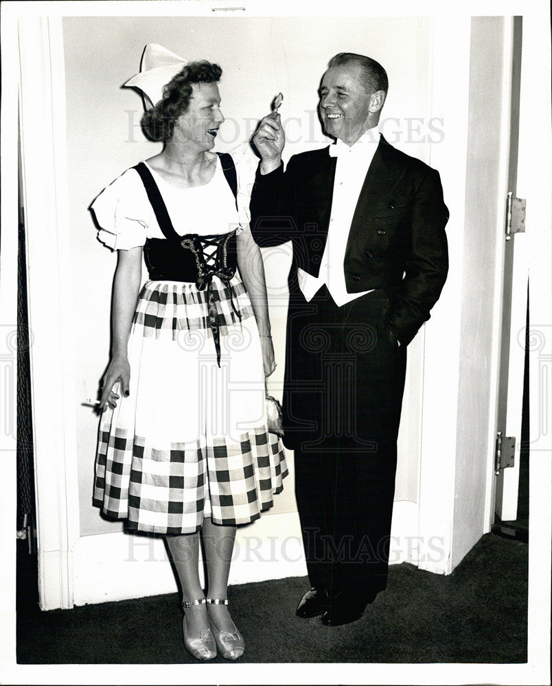 1949 Press Photo Mrs Stuart Boal &amp; Wilbur Norton - Historic Images