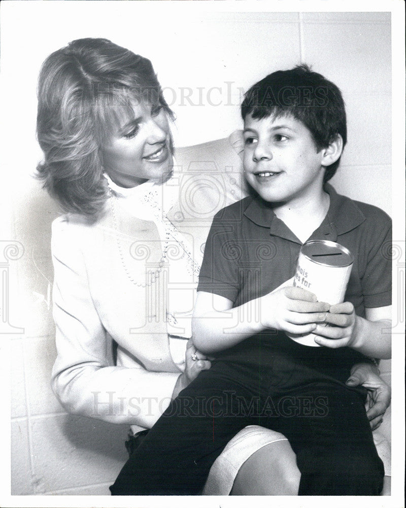 1986 Press Photo Deborah Norville, channel 5 anchor, with Terry poster child. - Historic Images