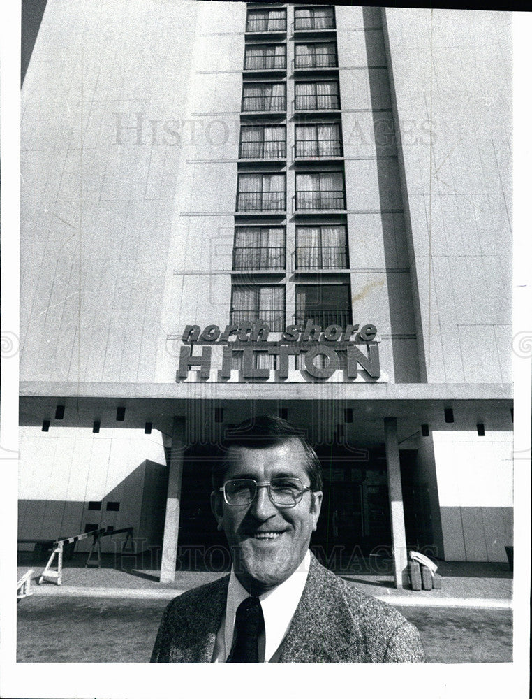 1975 Press Photo Ralph Nagle,manager of North Shore Hilton - Historic Images