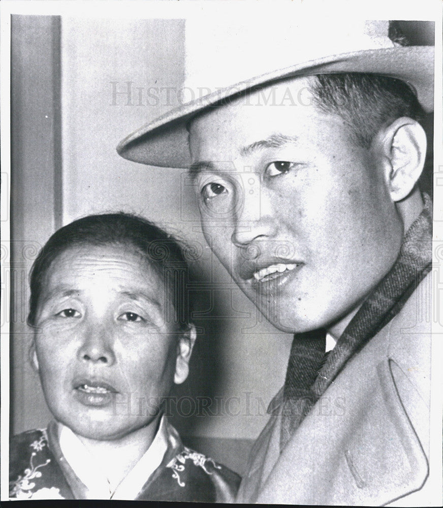 Press Photo Kenneth Rowe (Kum Sok No) and his mother, awarded 100,000  for - Historic Images