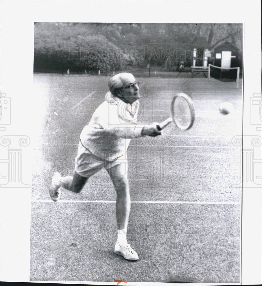 1959 Press Photo of Nobel Peace Prize winner Philip Noel-Baker playing tennis - Historic Images