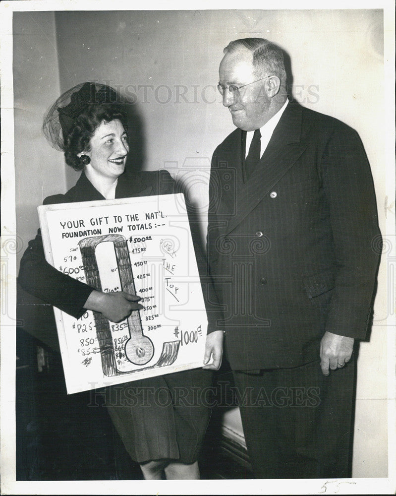 1944 Press Photo Mrs. Nathan Lipton raises $1000 for National Foundation of - Historic Images