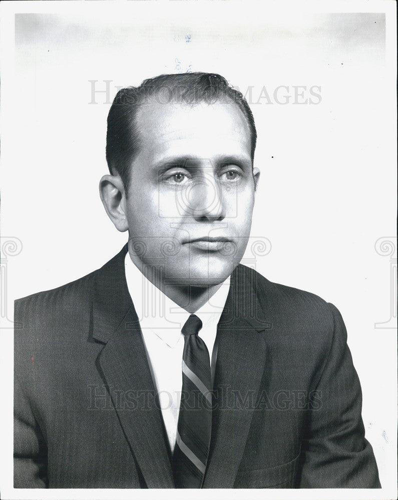 1968 Press Photo Seymour Lipton, manager of Internal Auditing Zenith Radio. - Historic Images