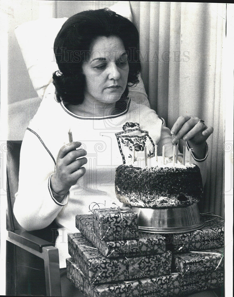 1972 Press Photo Mrs Rosanne Lisiecki Prepares for Son&#39;s 18th Birthday - Historic Images