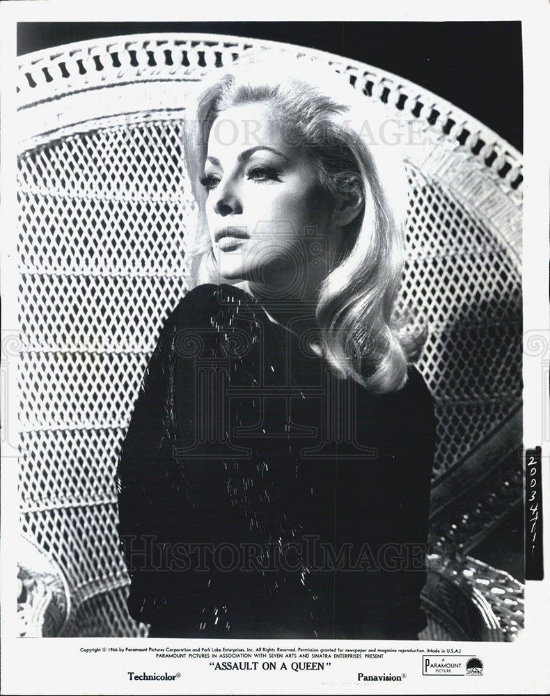 1964 Press Photo Virna Lisi in &quot;Assault on a Queen&quot; - Historic Images