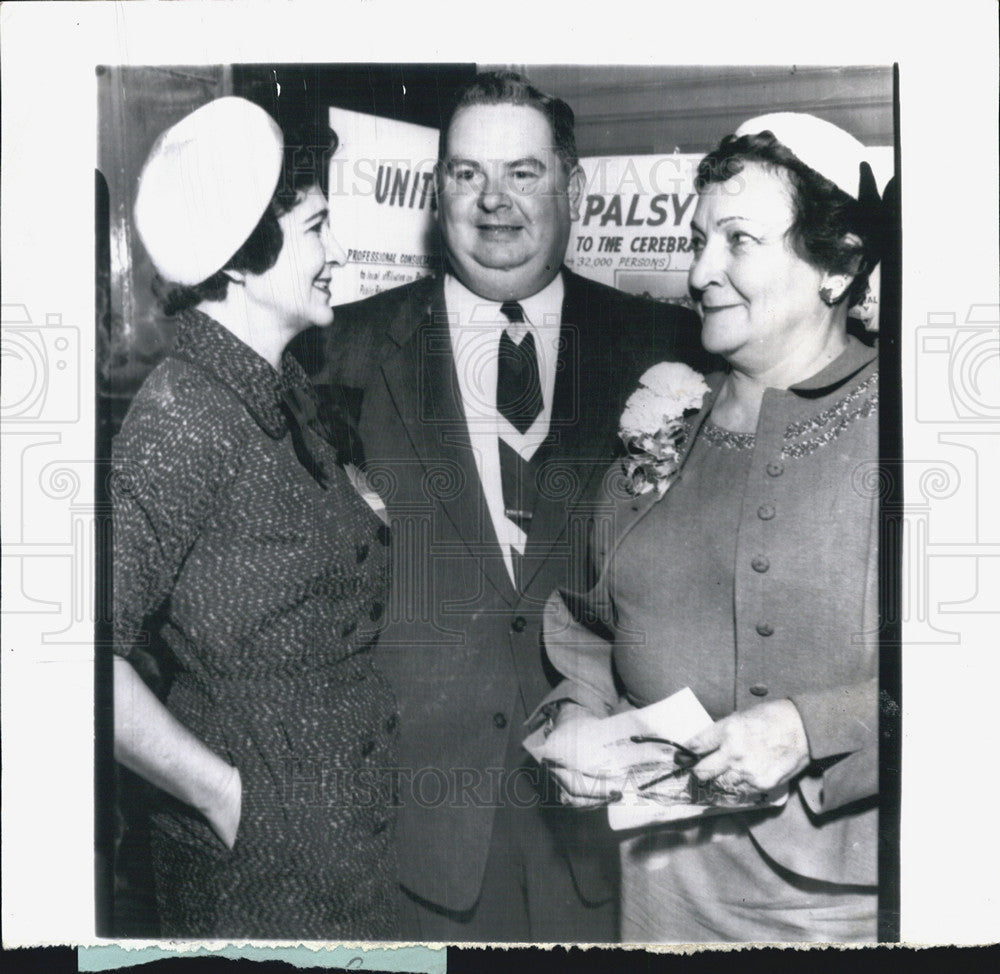 Press Photo Mrs Herbert Lissner Mayor Robert McGraw  and Mrs. Esther Perry make - Historic Images