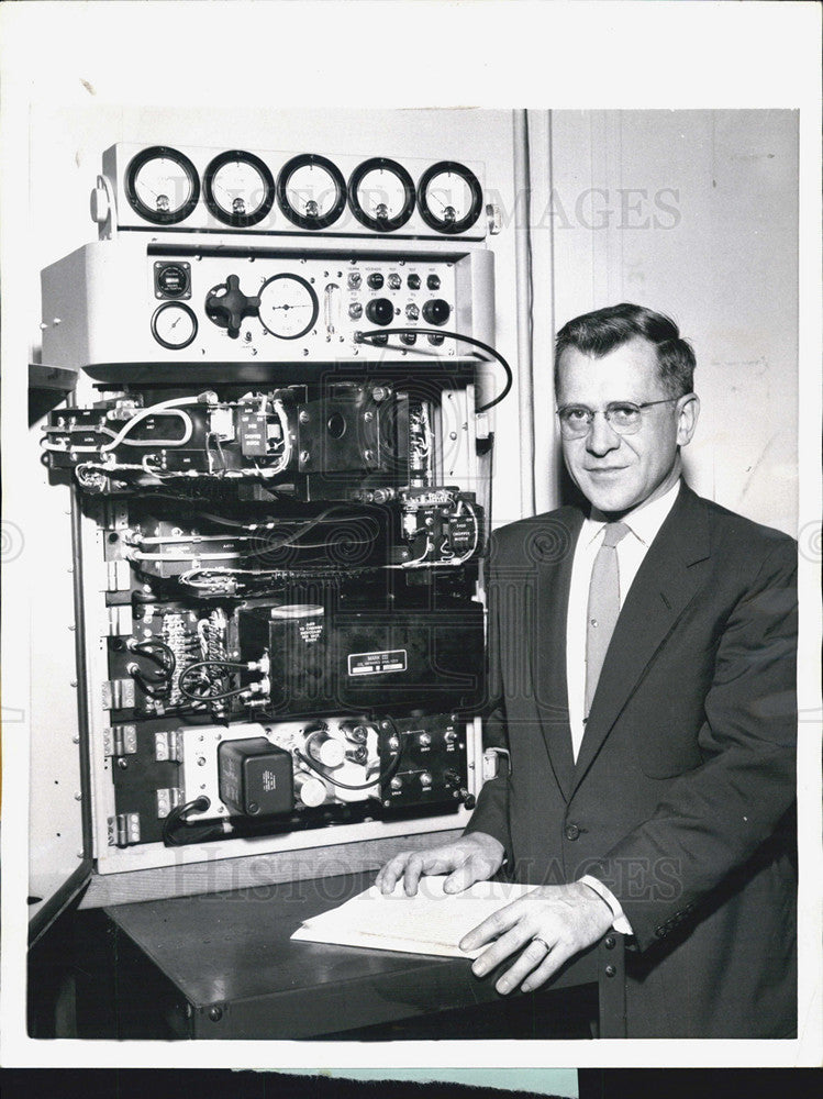 1958 Press Photo Max D. Liston and his Atmosphere analyzer for submarines - Historic Images